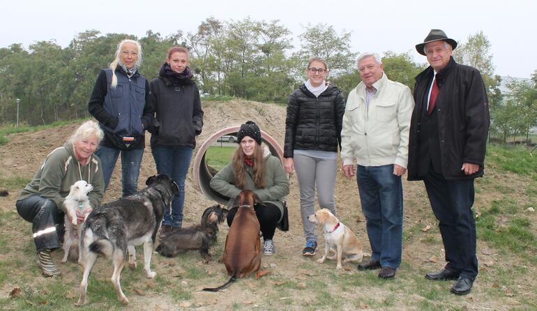 Bürgermeister Tomsic und Stadtrat Schüller freuen sich mit den Hundebesitzern. 