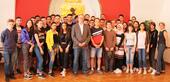 Vizebürgermeister Michael Paternostro mit den SchülerInnen und LehrerInnen der Polytechnischen Schule Groß-Enzersdorf