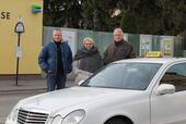 Bürgermeister Hubert Tomsic (re.) mit Rudolf Dobrovolny (li.) und Gattin (Mitte) am neuen Stadttaxi-Standplatz 