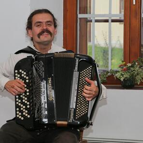 Der Akkordeonvirtuose Milan Zujovic begeisterte sein Publikum im Gemeindekotter