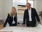 Bürgermeisterin Monika Obereigner-Sivec und Vizebürgermeister Michael Paternostro begutachten die Einreichpläne für den Zubau der Volksschule Groß-Enzersdorf.